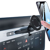 Βάση κινητού για CD player που τοποθετείται στην υποδοχή CD του αυτοκινήτου, με το τηλέφωνο να κουμπώνει σταθερά στη θέση του.