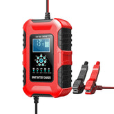 Slimme acculader 12V 10A / 24V 5A - intelligente lader met display en klemmen voor efficiënt accubeheer.