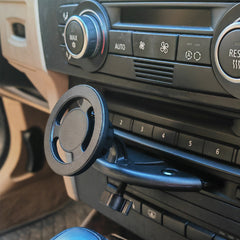Βάση κινητού για CD player τοποθετημένη στο αυτοκίνητο, με ισχυρό μαγνήτη και κεντρική σχεδίαση για πρακτική χρήση.