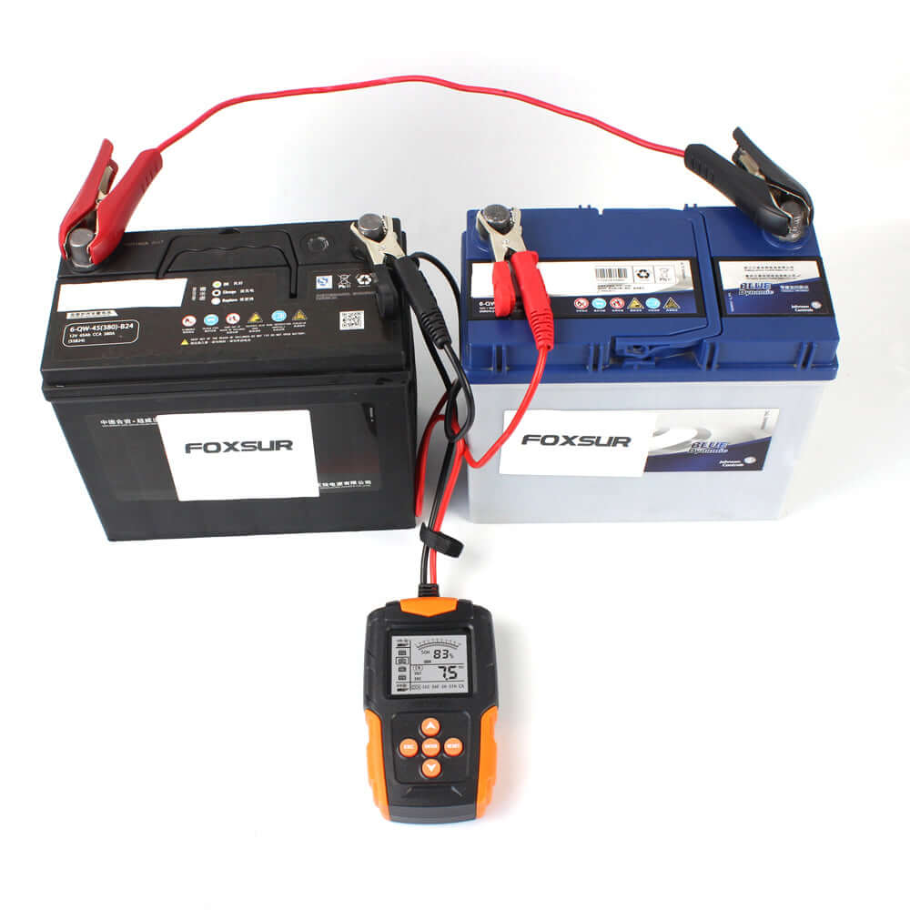Δοκιμαστής μπαταρίας 12V/24V συνδεδεμένος σε δύο μπαταρίες για γρήγορο και ακριβή έλεγχο μπαταρίας.