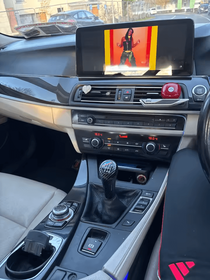 BMW 5-Serie GT F07 09-17 - Ράδιο 12,3" με Apple CarPlay και Android Auto τοποθετημένο στο εσωτερικό αυτοκινήτου.