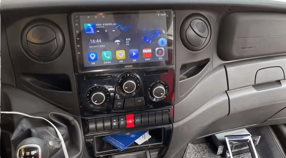 Iveco Daily 07-14 - 9" Radio m. Apple CarPlay og Android Auto installed in vehicle dashboard.