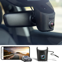 Audi dashcam 4K OEM-look τοποθετημένη κοντά στον εσωτερικό καθρέφτη σε εσωτερικό αυτοκινήτου, με οθόνη smartphone.