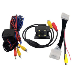 Bakkamera Mazda 2 14-21 tilbehør med kabelsystem og kameramodul til parkering og bakning.